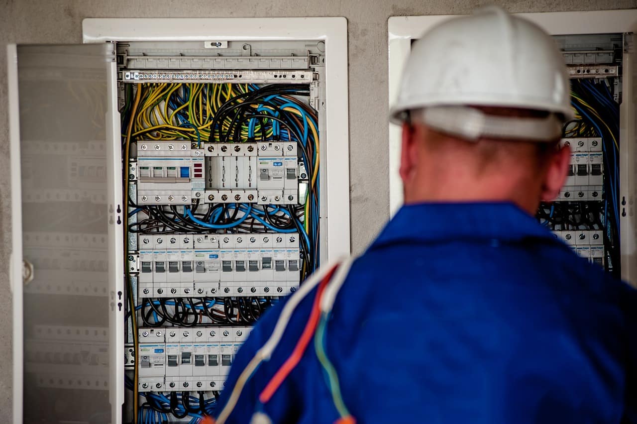 électricien devant un tableau électrique