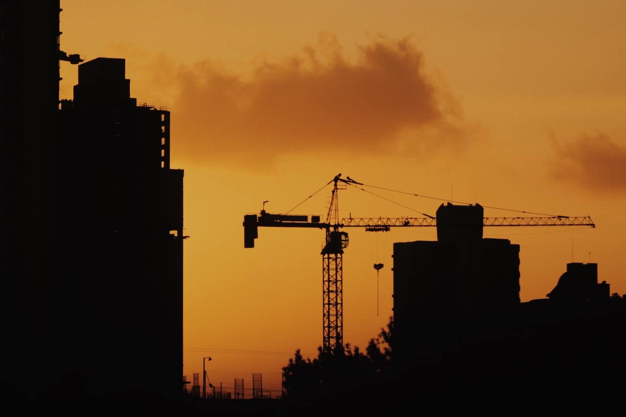 une grue qui se détache dans l'horizon