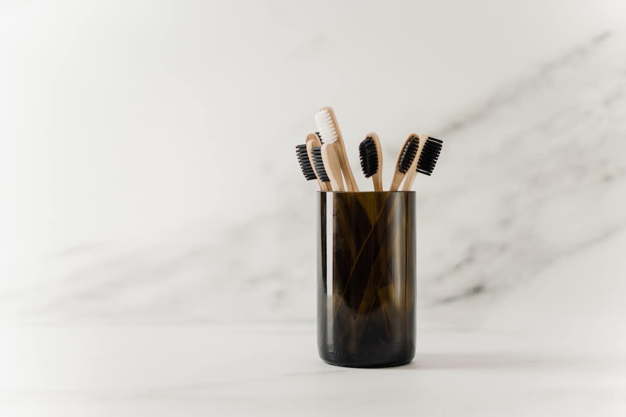 plusieurs brosses à dents dans un pot