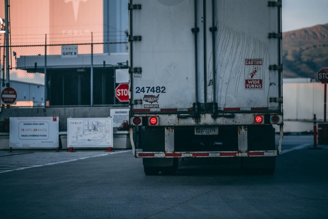 arrière d'un camion sur une autoroute