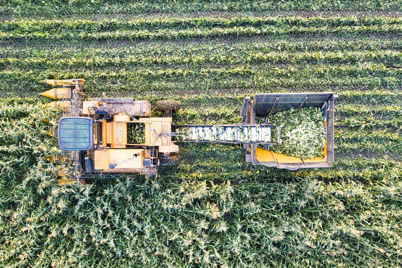 vue aérienne d'un tracteur qui réalise la récolte