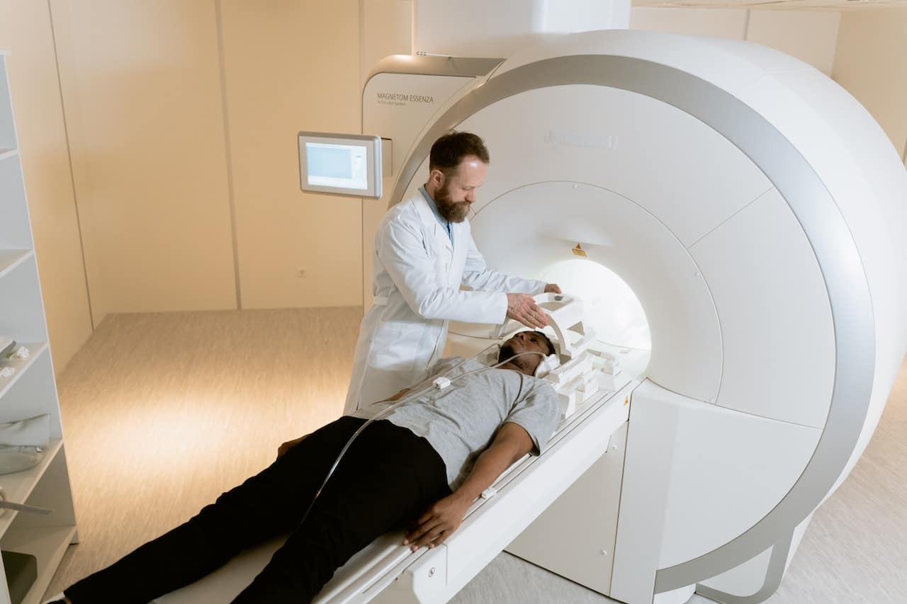 médecin qui examine un patient qui va Faure une radiographie