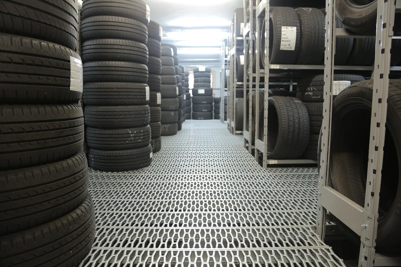 pile de pneus dans un magasin