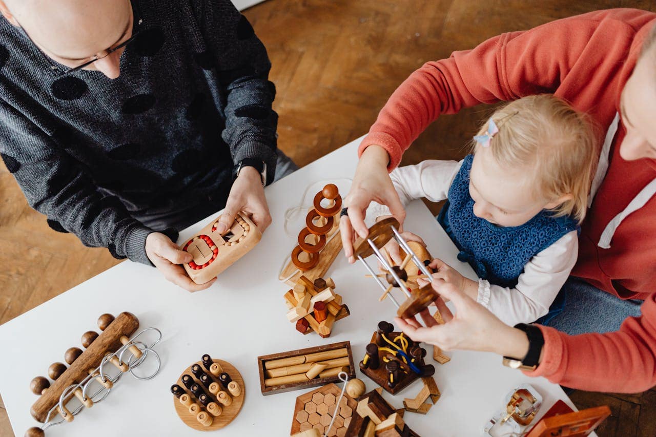 adultes et enfants autour d'une table remplie de jouets