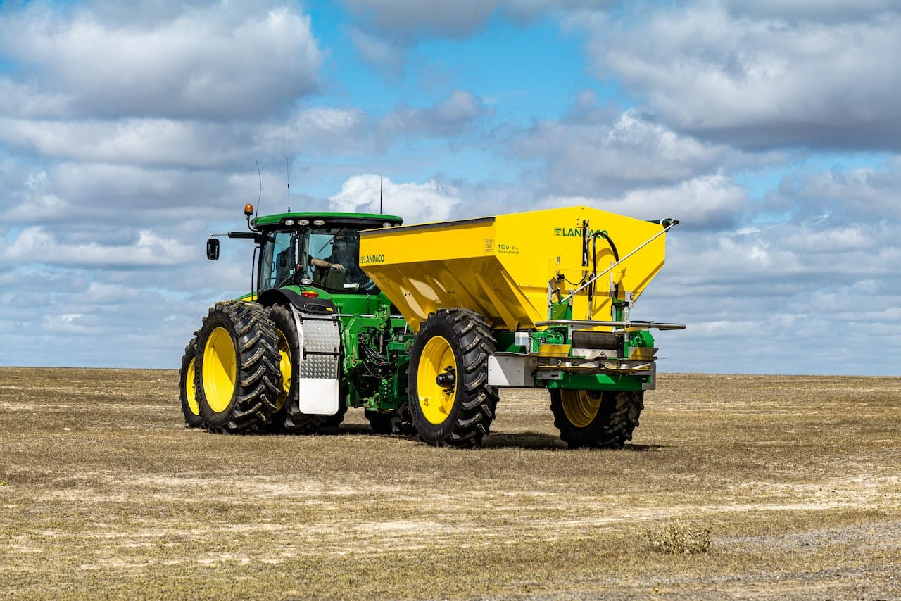 tracteur au milieu d'un champ
