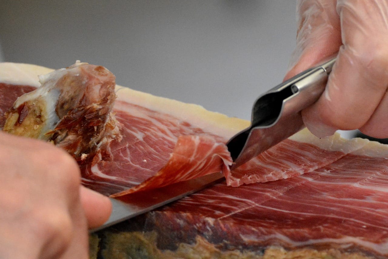 coupe d'une tranche de charcuterie