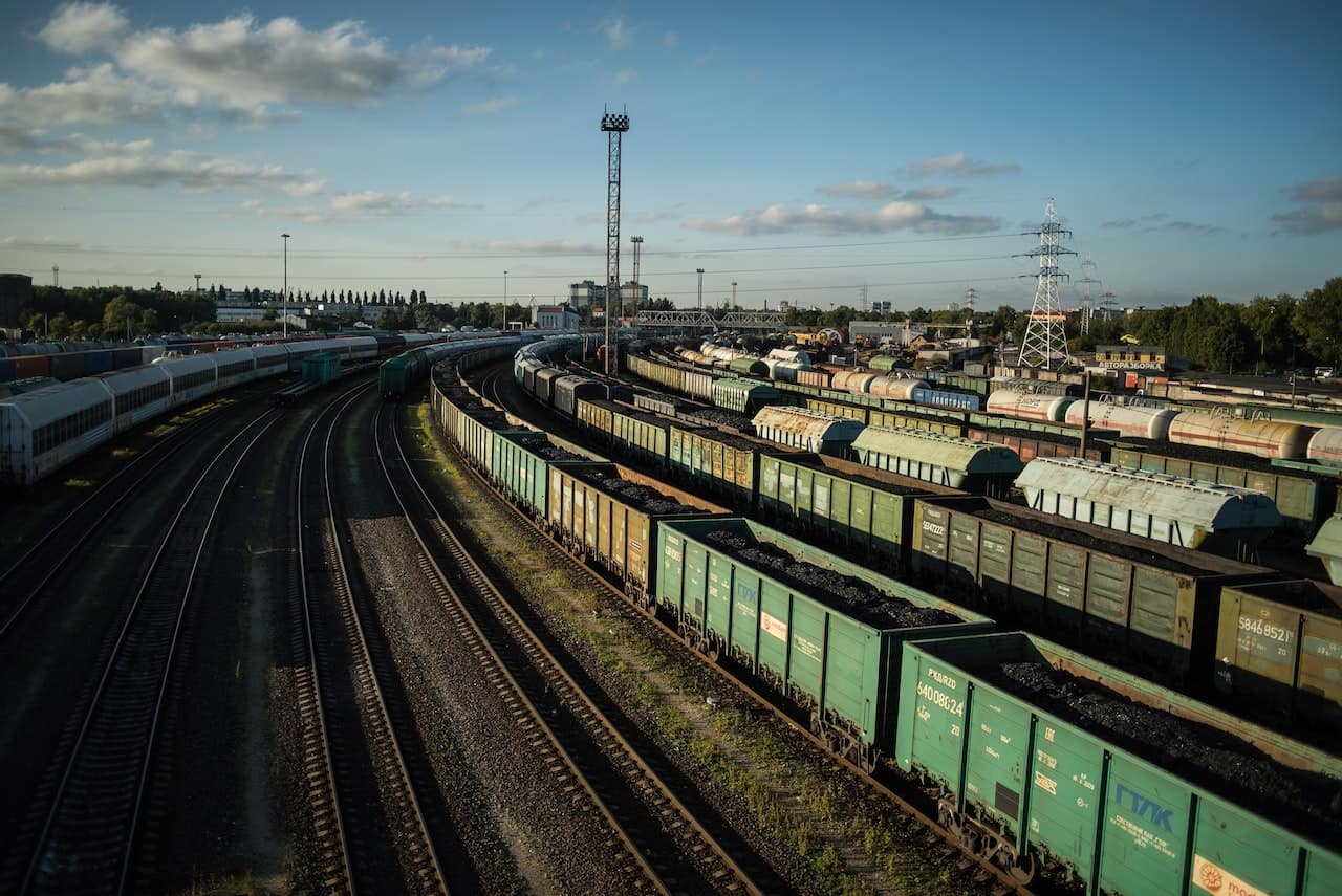 plusieurs trains de frets ferroviaires avec leur chargement dans une gare