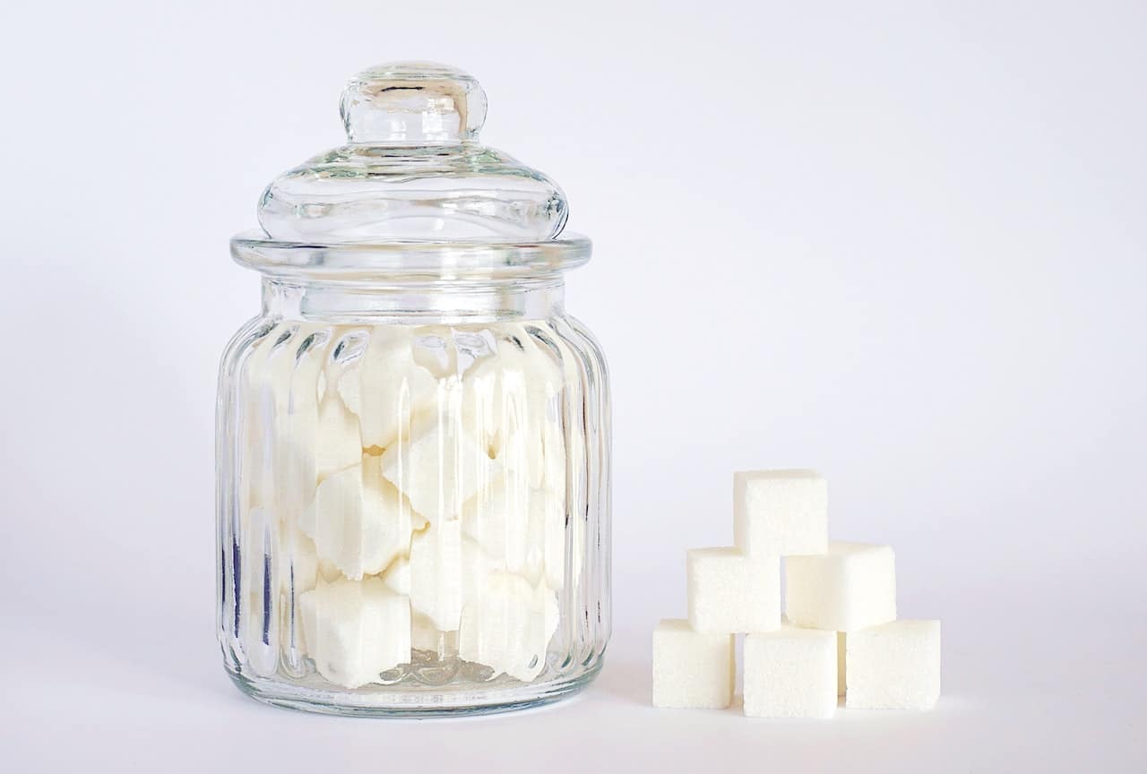 pot qui contient du sucre en morceau