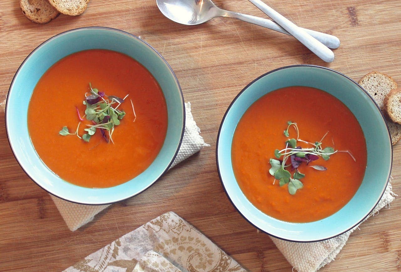 deux boles remplis de soupe