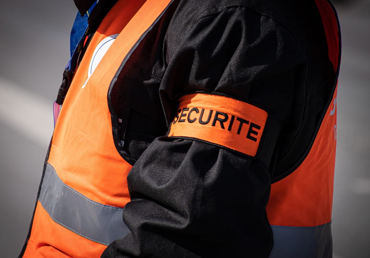 individu qui porte un gilet avec un brassard de sécurité