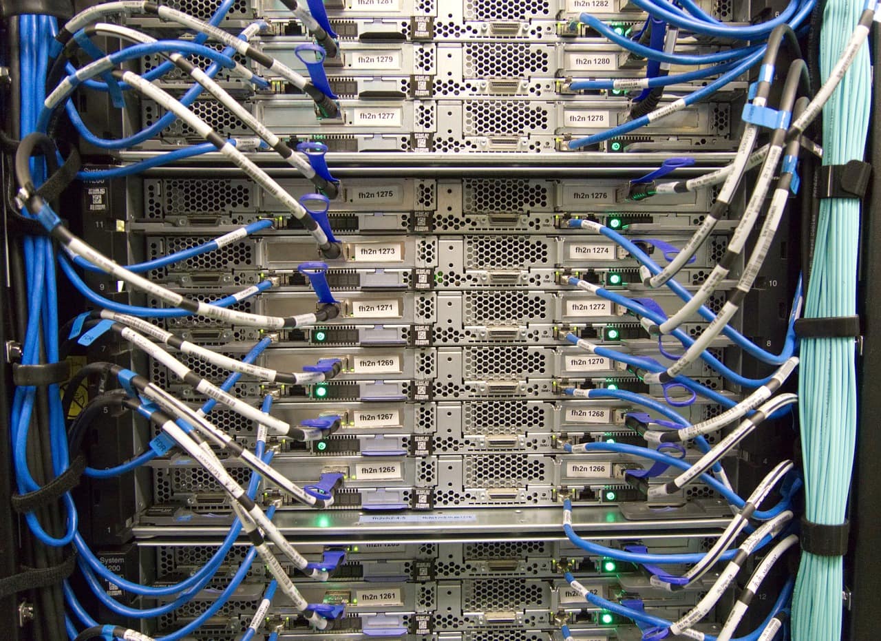 plusieurs serveurs connectés dans un data center