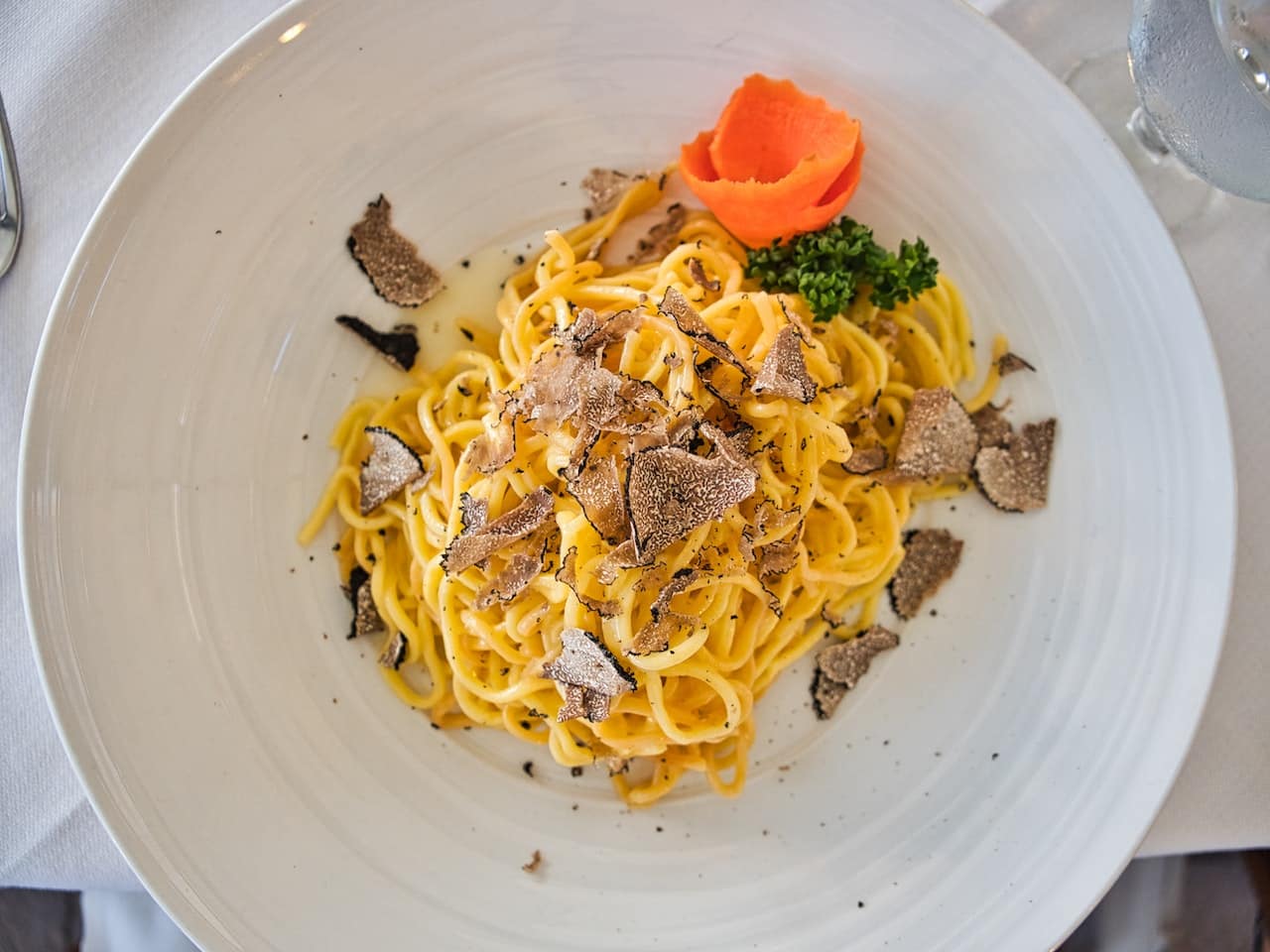 plat de pâtes avec des truffes