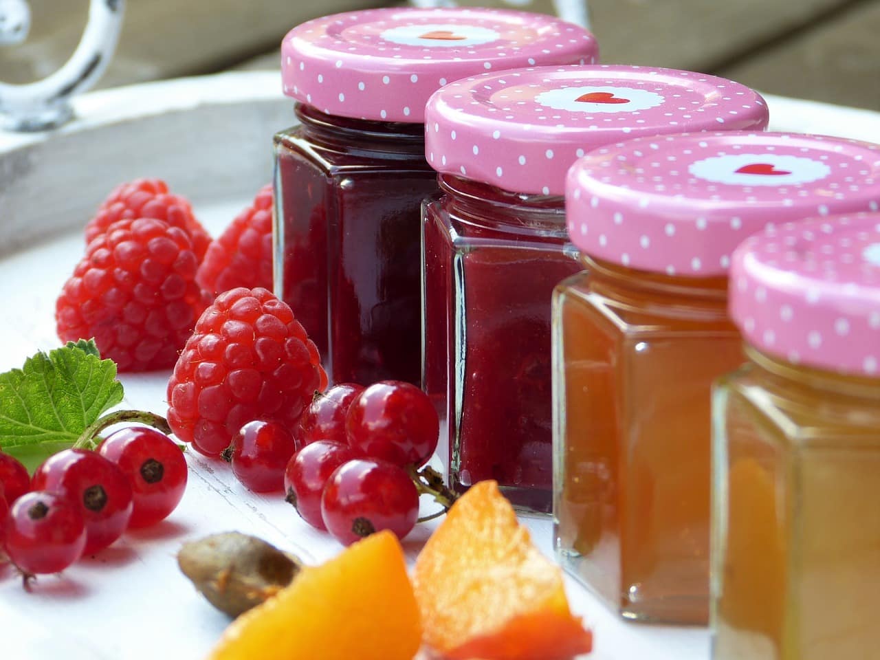 quatre pots de confiture de différents parfums