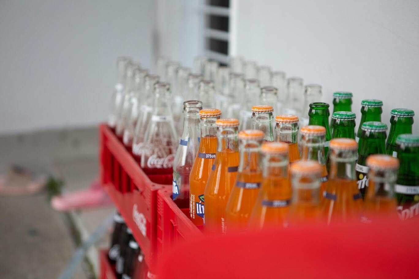bouteilles de sodas en verre dans un cageot
