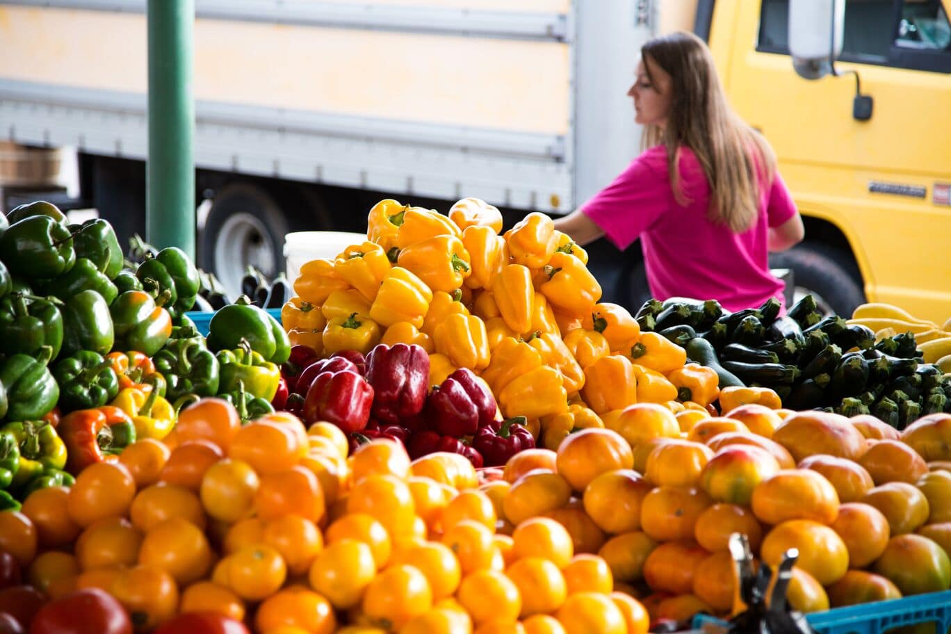 poivrons, courgettes et tomates sur un marché en plein air