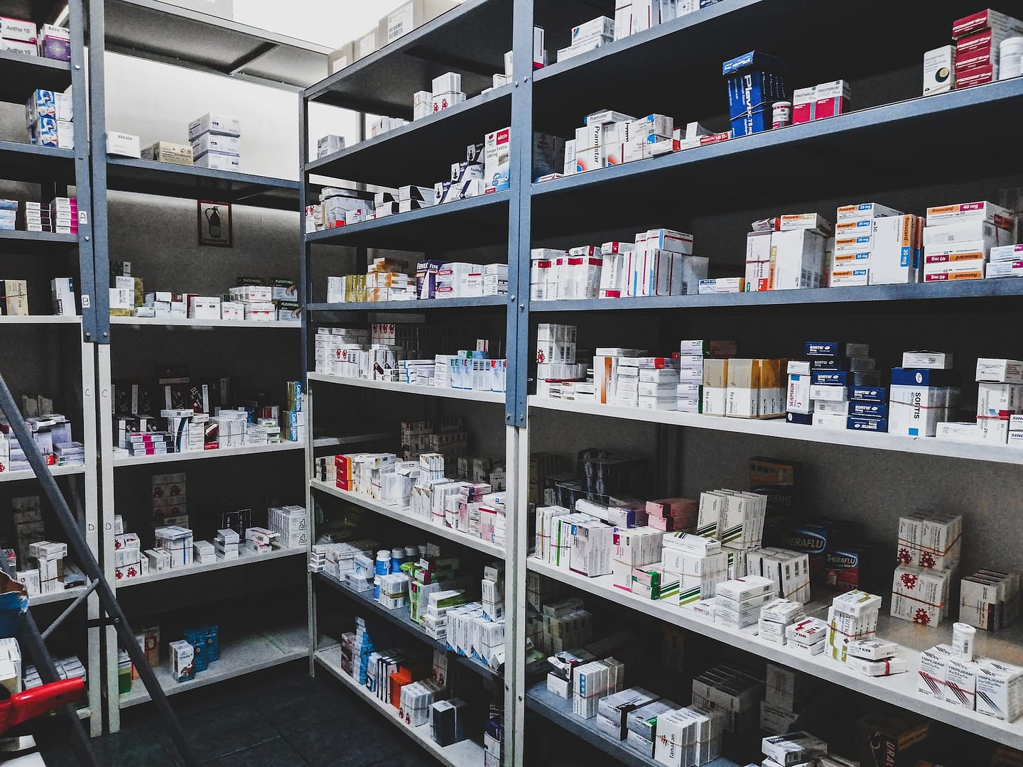 intérieur d'une pharmacie d'officine avec de nombreux médicaments