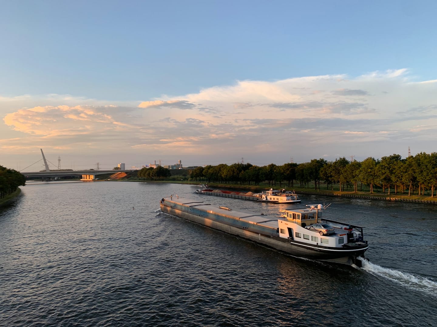 péniche qui transporte des marchandises sur un fleuve