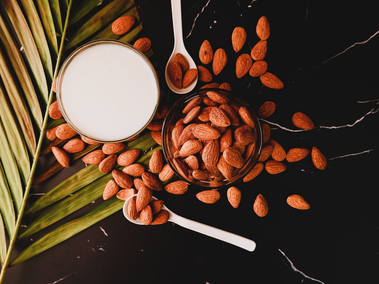 bol de lait d'amandes avec des amandes entières