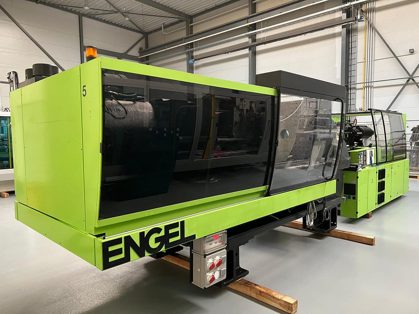 extrudeuse en train d'être installée dans un entrepôt