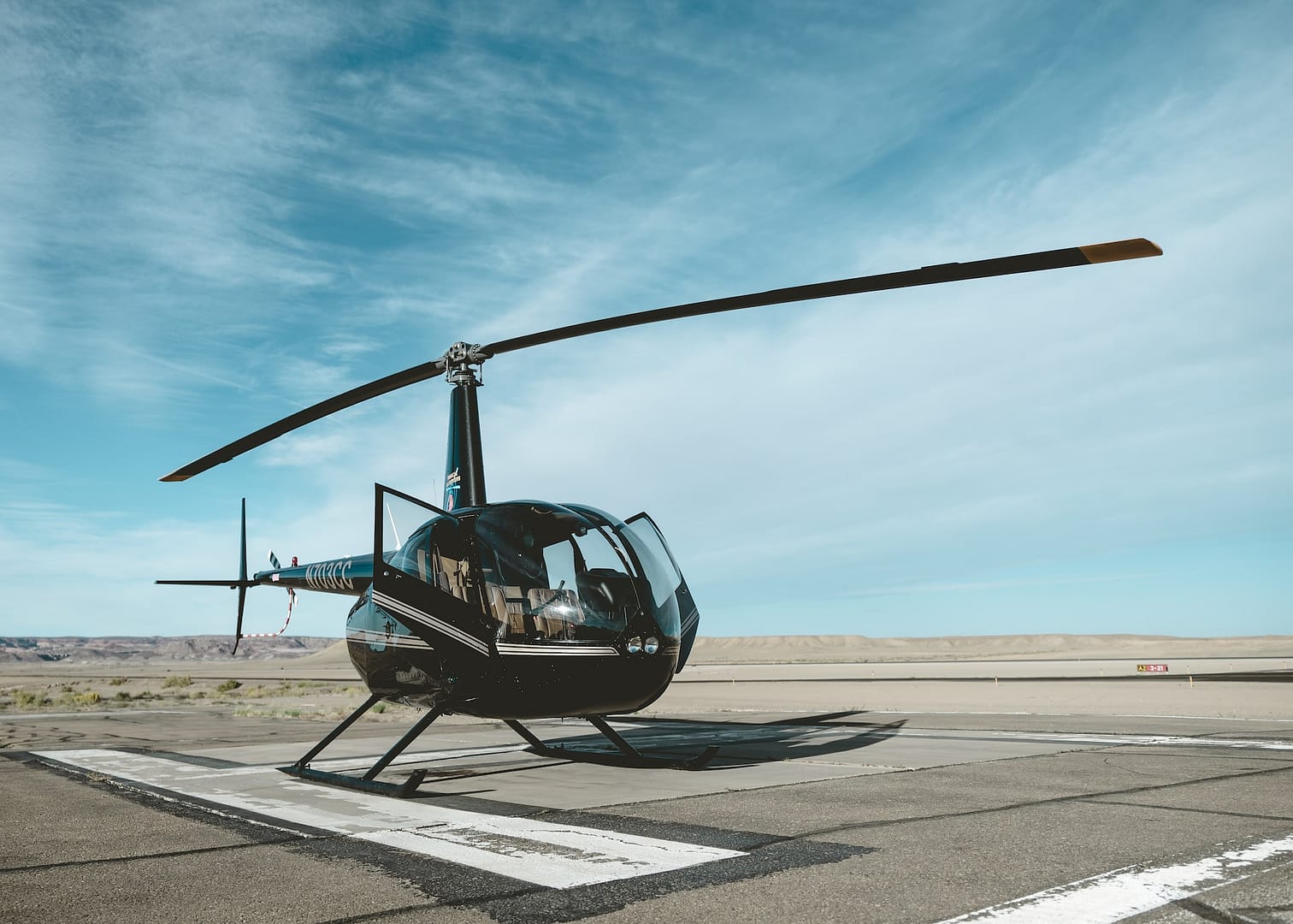 petit hélicoptère dans un héliport