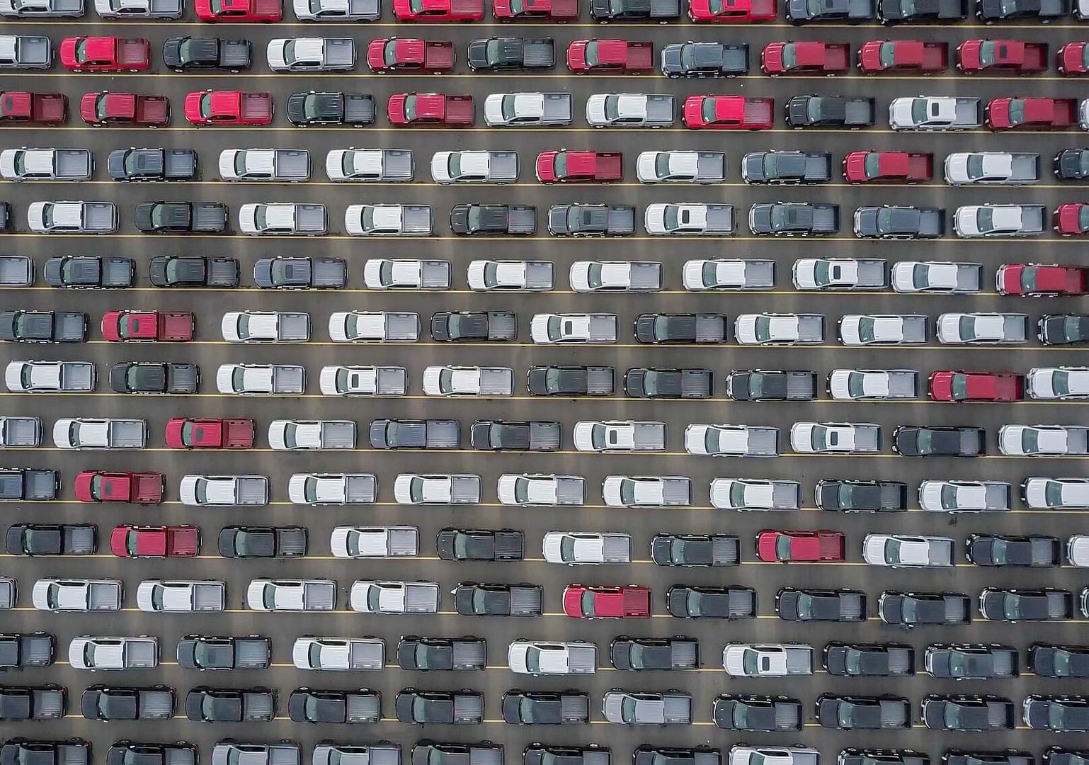 flotte automobile à l'arrêt sur un parking