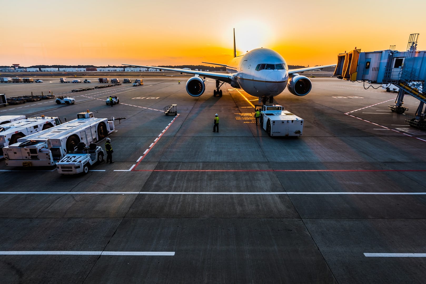 Avion sur le tarmac avec une équipe qui remplit son chargement