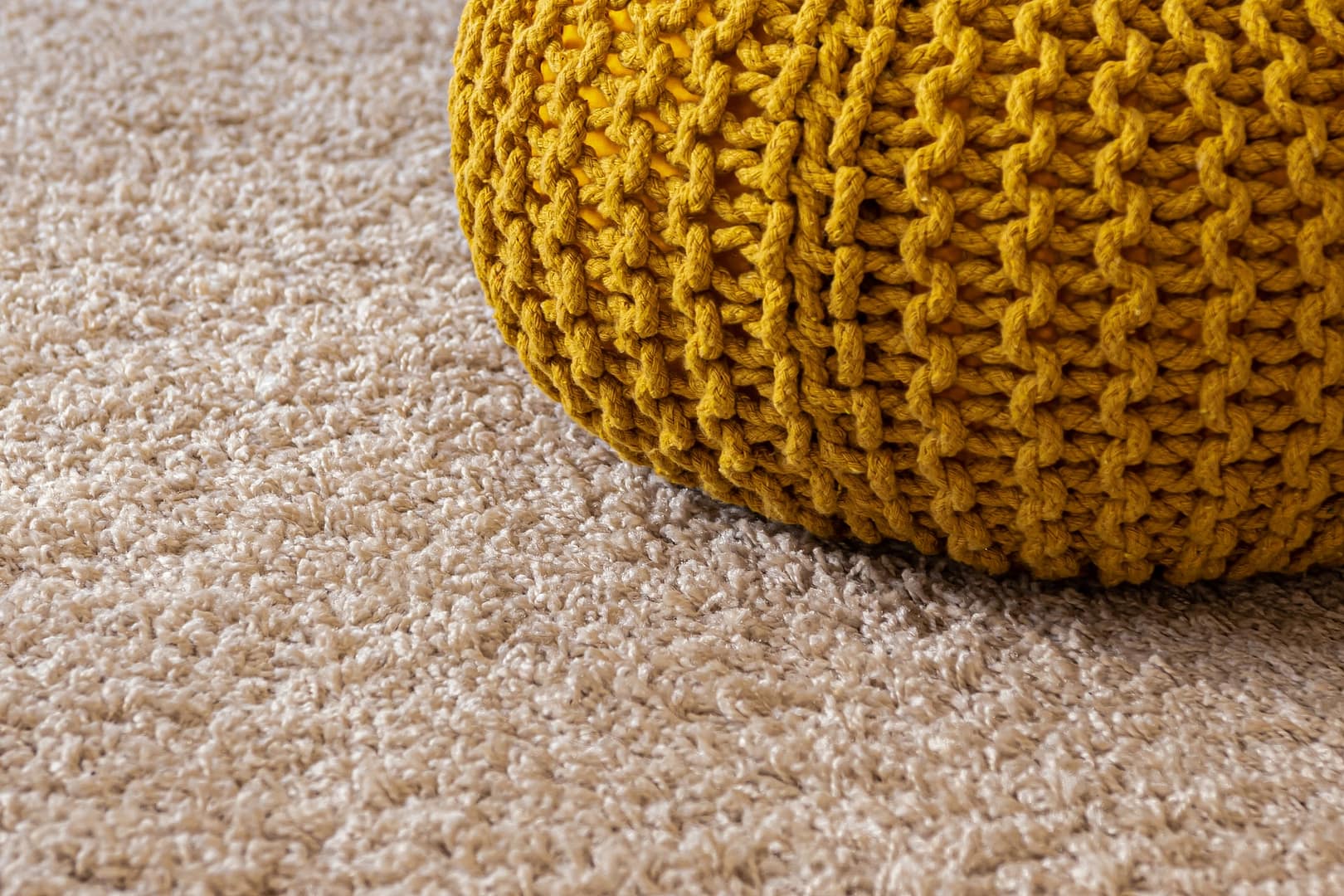 gros plan sur la moquette beige posée sur le sol