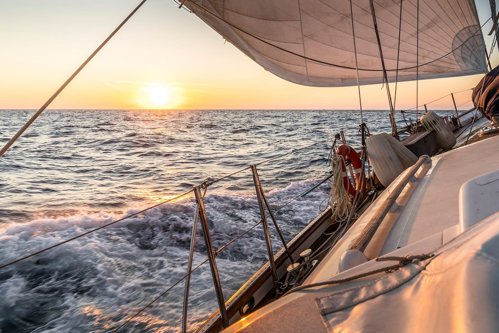 couché de soleil vu depuis le pont d'un bateau