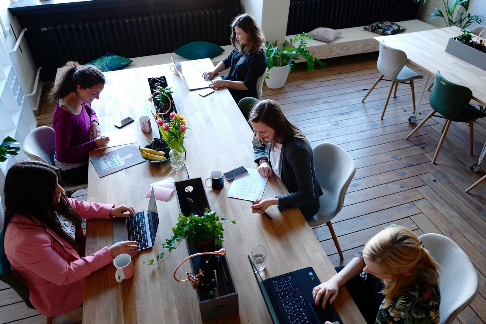 Plusieurs résidents d'un coliving qui travaillent ensemble