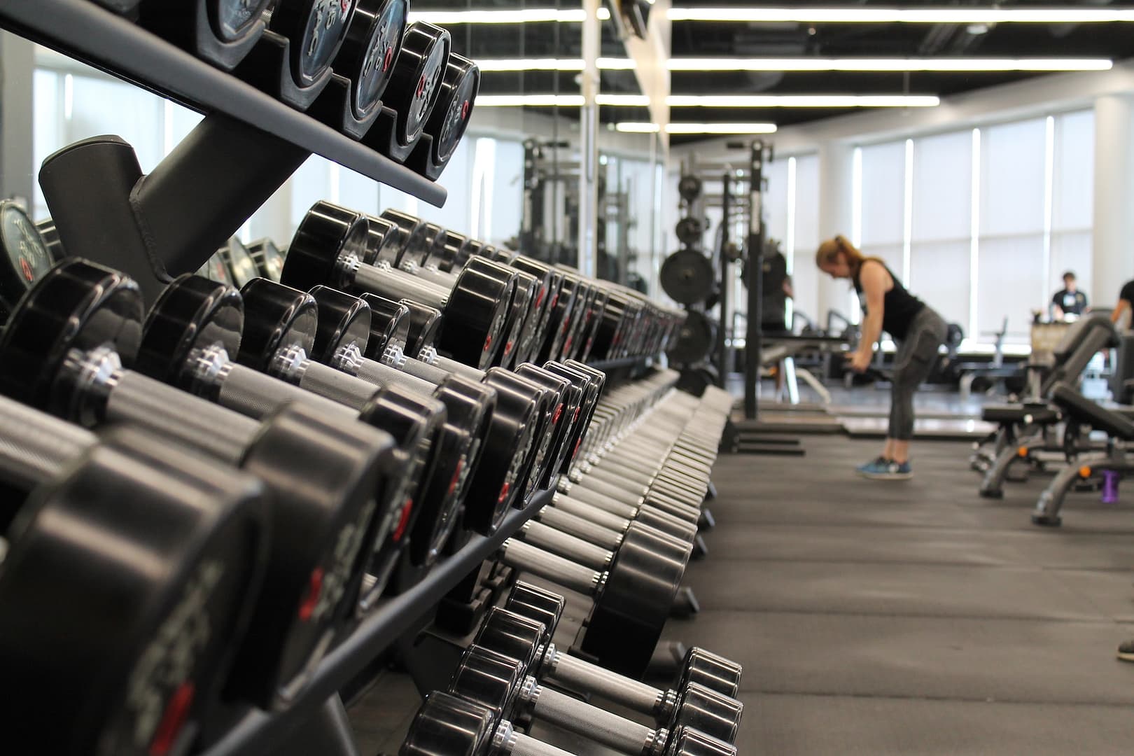 intérieur d'une salle de sport avec des pratiquants et des équipements