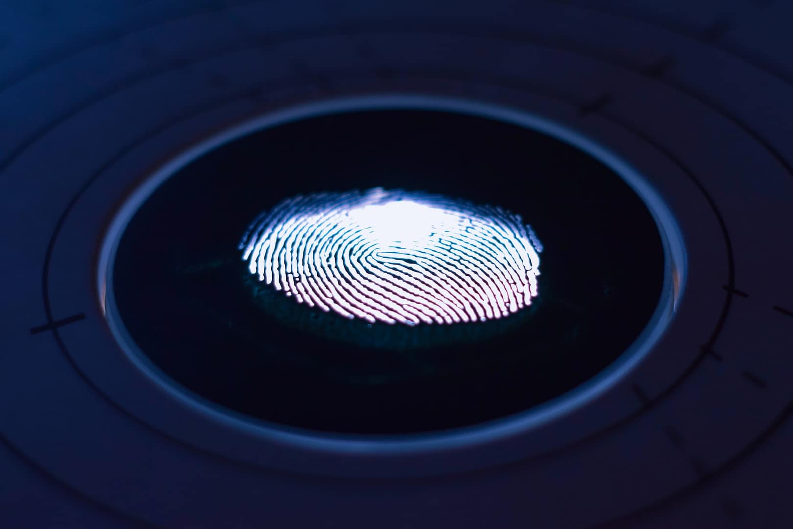 empreinte digitale analysée par un système biométrique