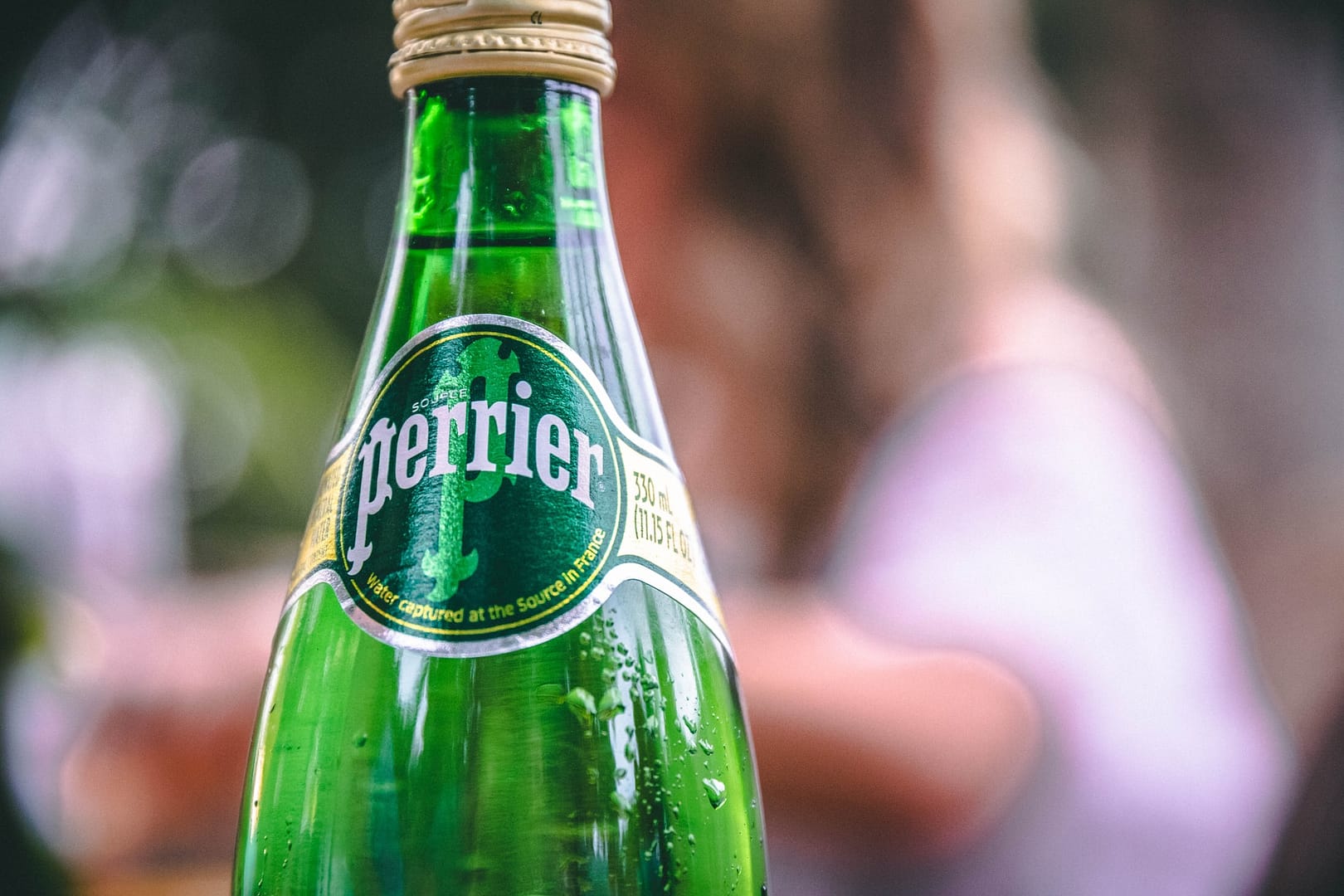 bouteille d'eau gazeuse de marque Perrier