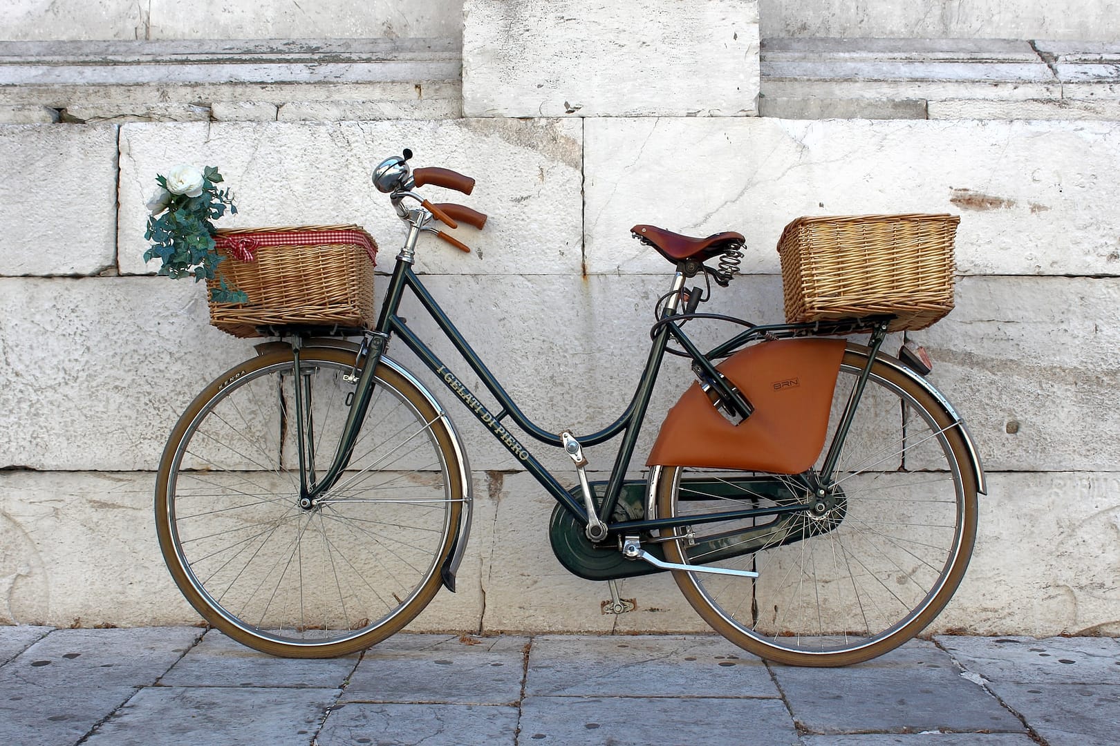 vélo vintage avec des paniers un osier photographié dans une rue