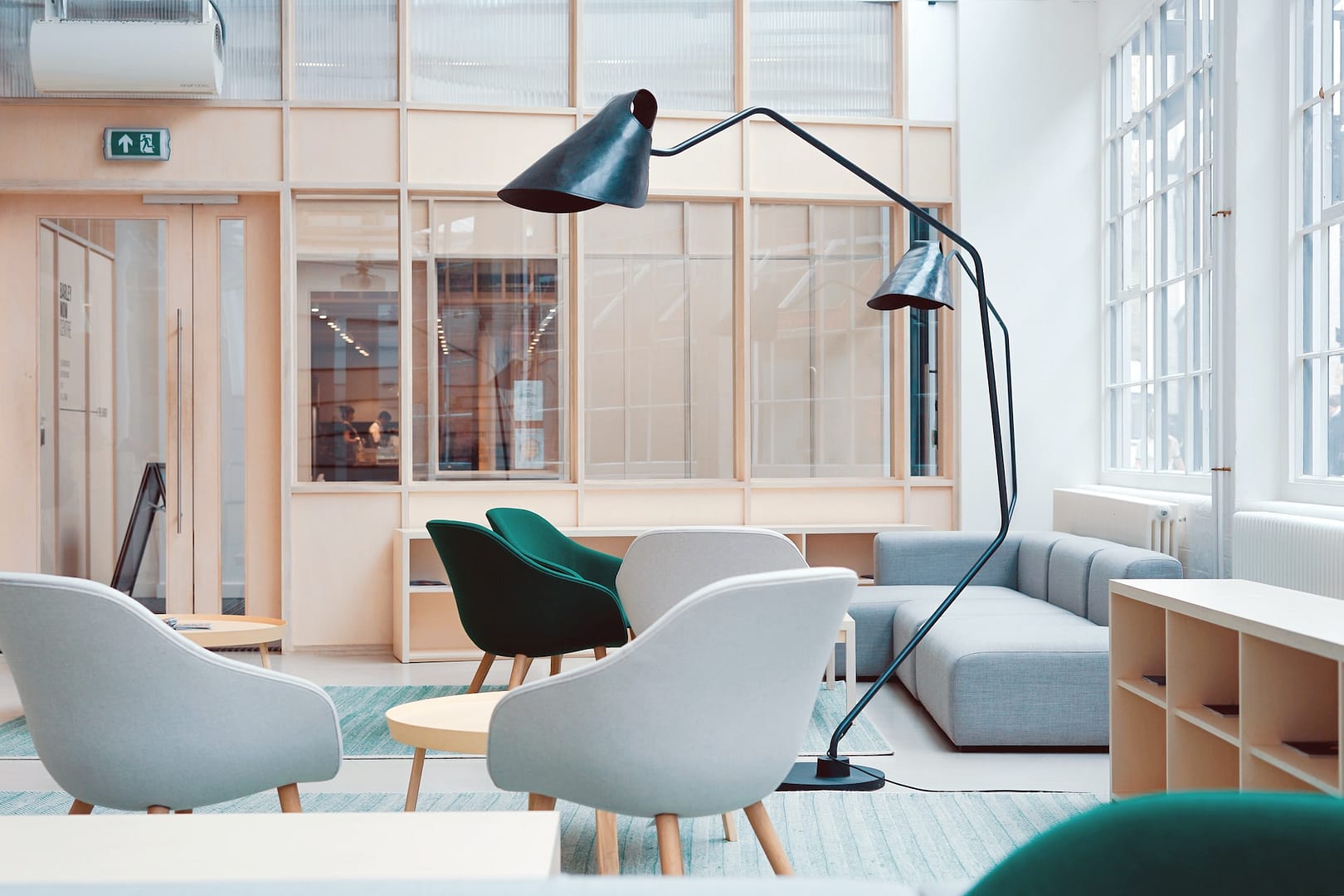 espace d'accueil rempli de mobilier de bureau dans une entreprise