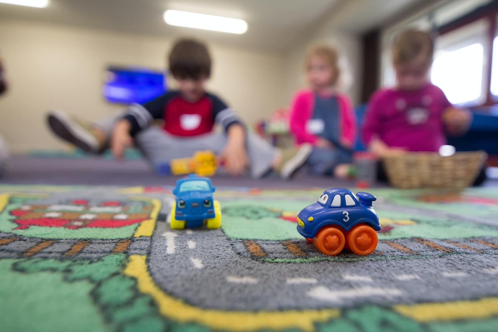tapis de jeux dans une crèche avec des enfants