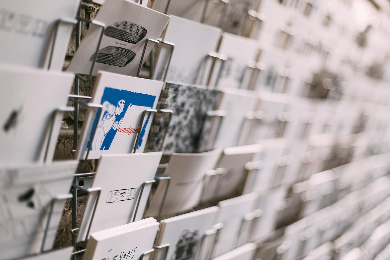mur rempli de cartes postales dans un magasin