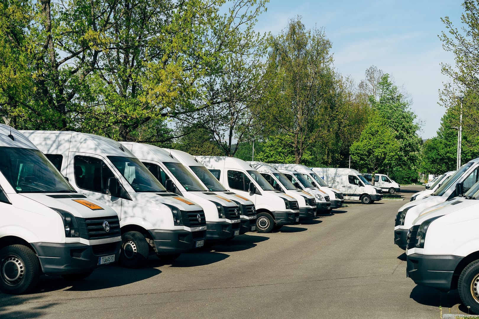 parking qui abrite une flotte de véhicules utilitaires