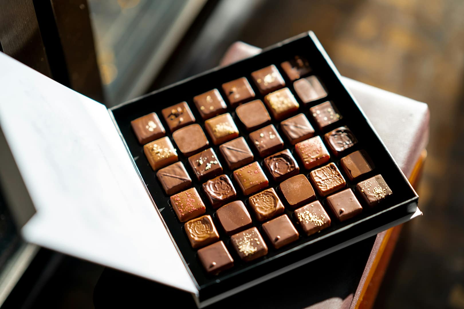 coffret rempli de divers chocolats