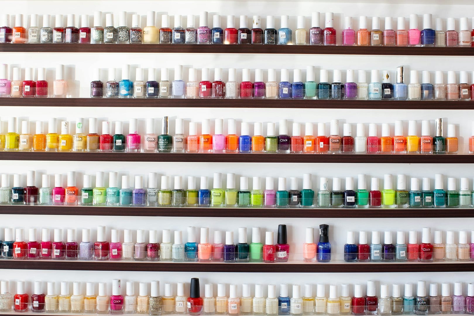 étagères remplies de vernis à ongle