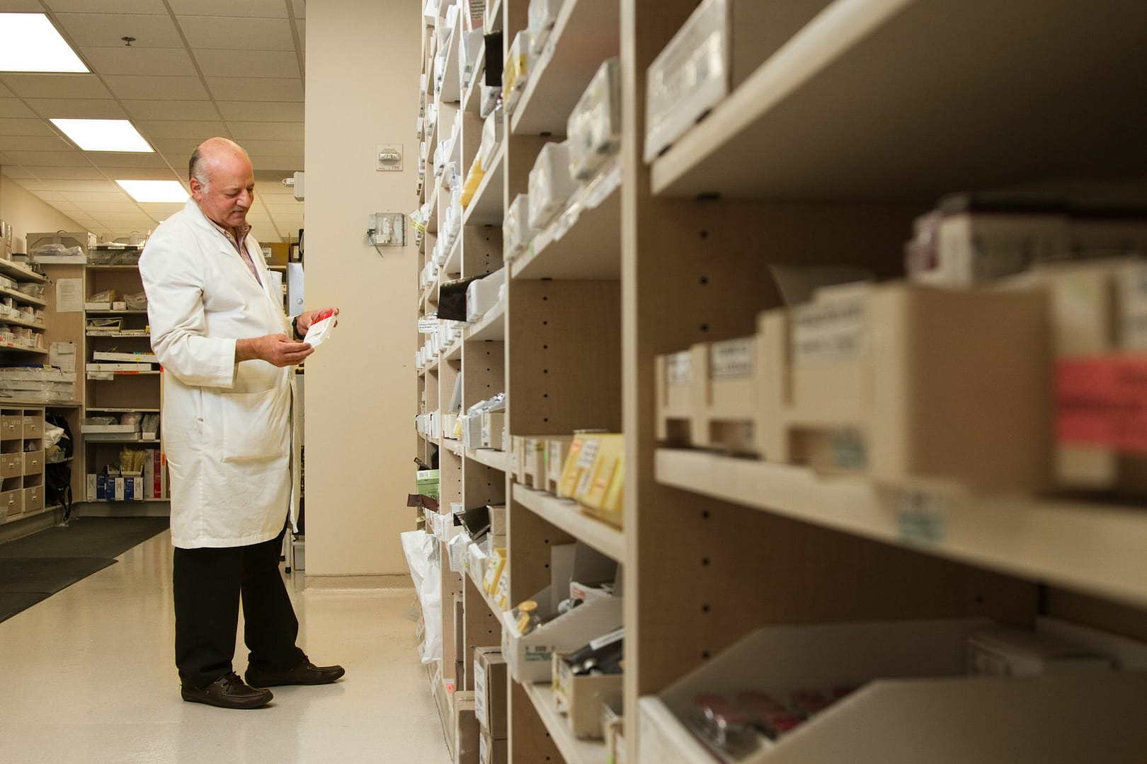 un pharmacien là où les médicaments sont stockés