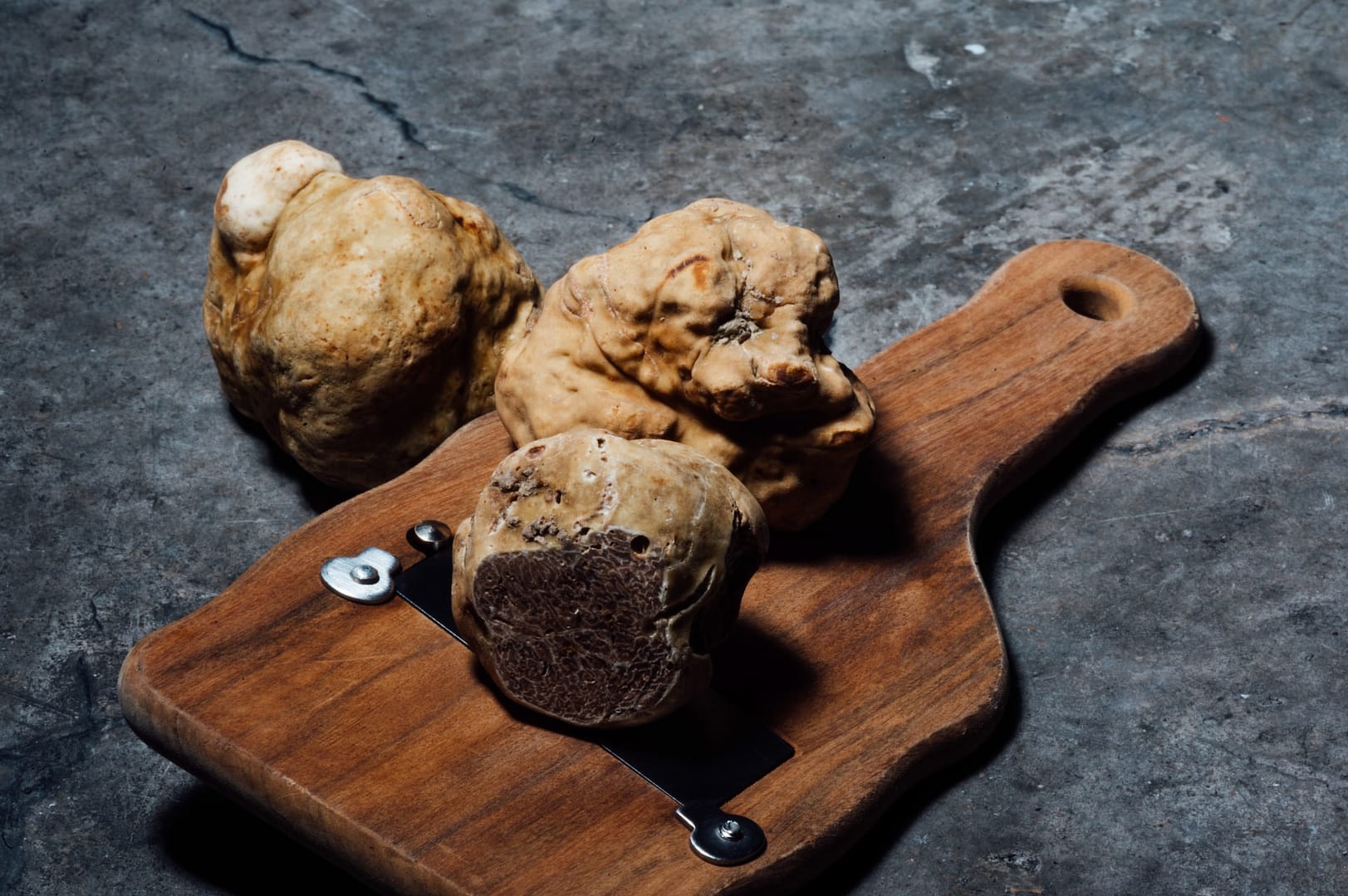 deux truffes noires sur une plance à découper