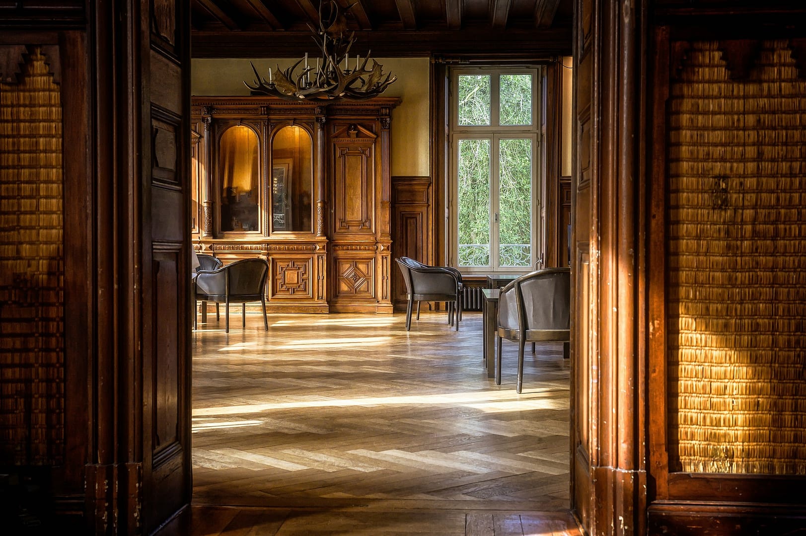 intérieur d'une maison avec du parquet massif
