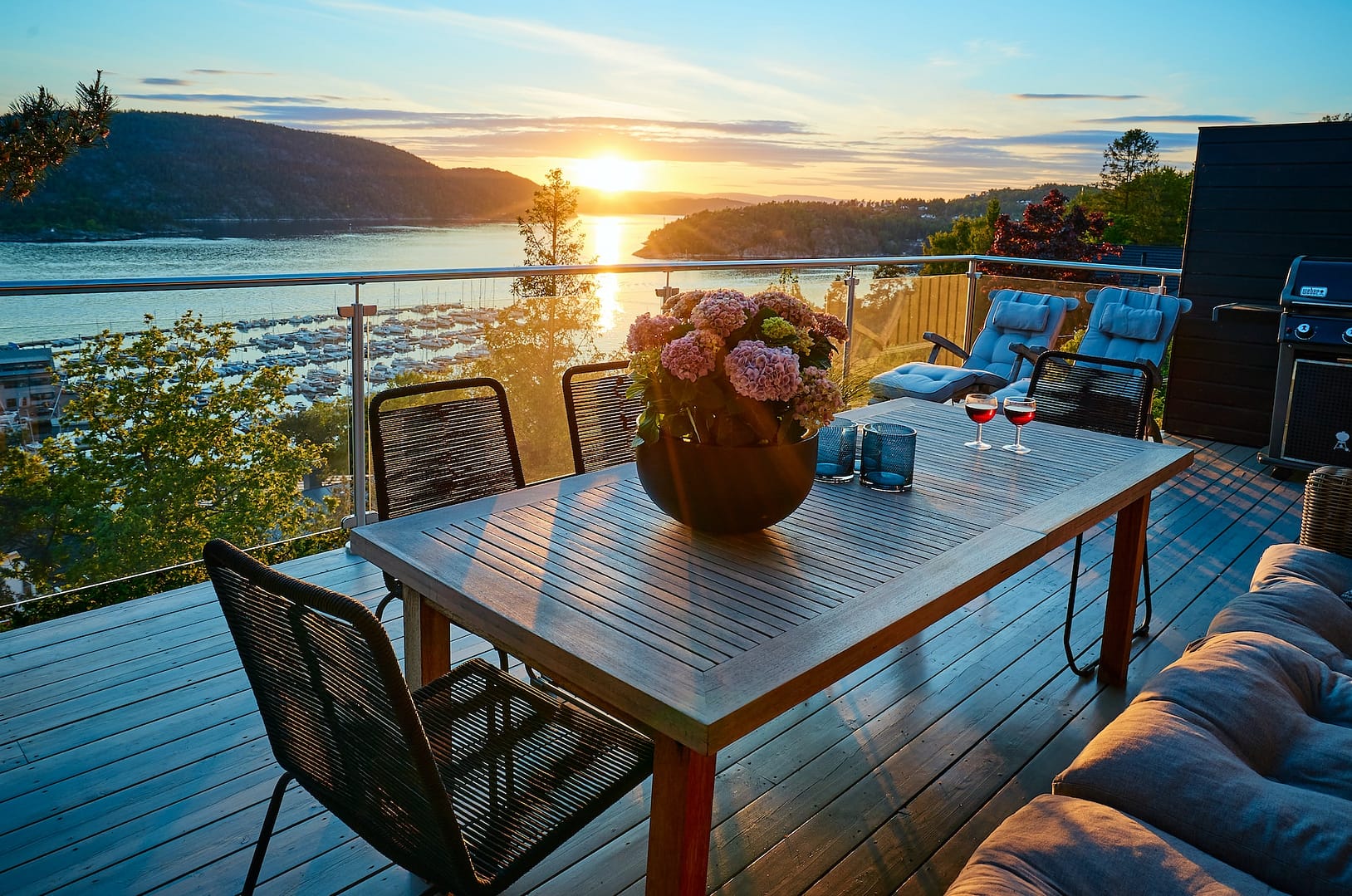 terrasse avec vue sur la mer dans un appartement géré par une conciergerie touristique