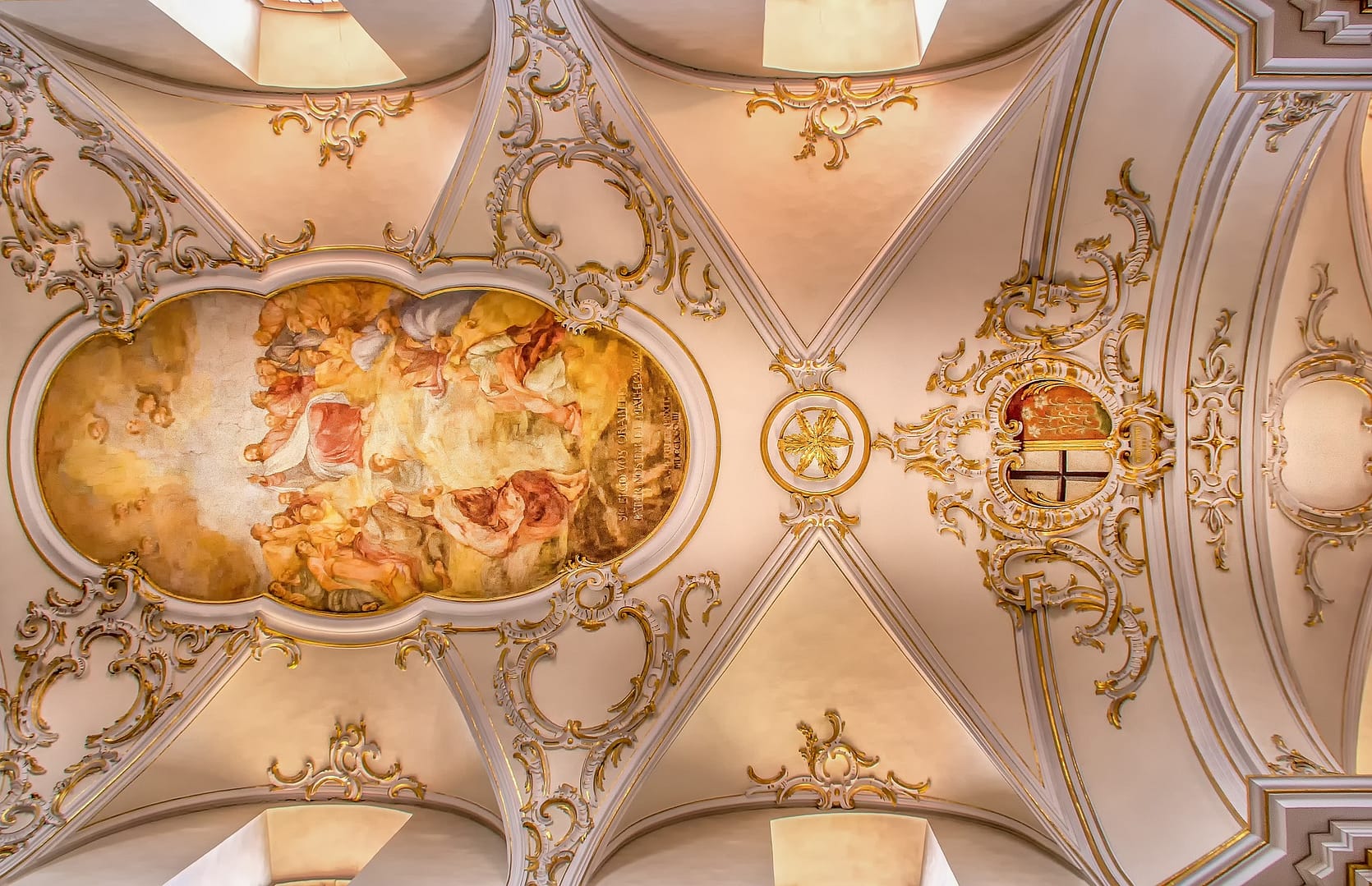 intérieur d'une église avec des peintures historiques