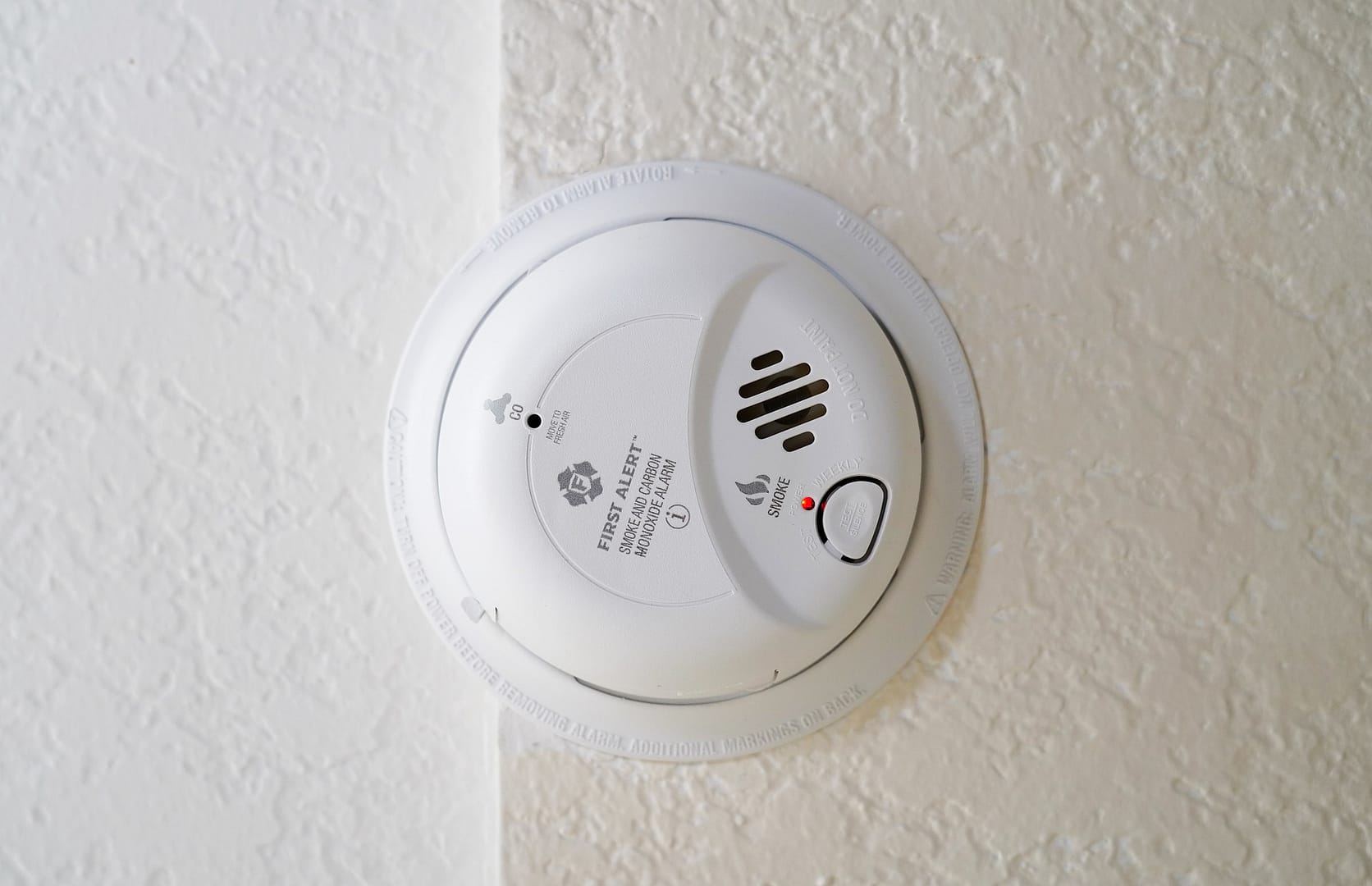 un détecteur de fumée fixé au plafond