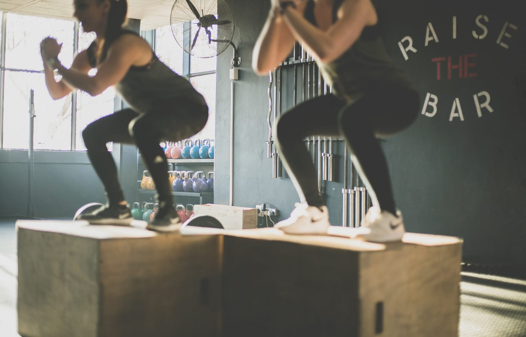 deux personnes qui pratiquent un exercice cardio dans un gym