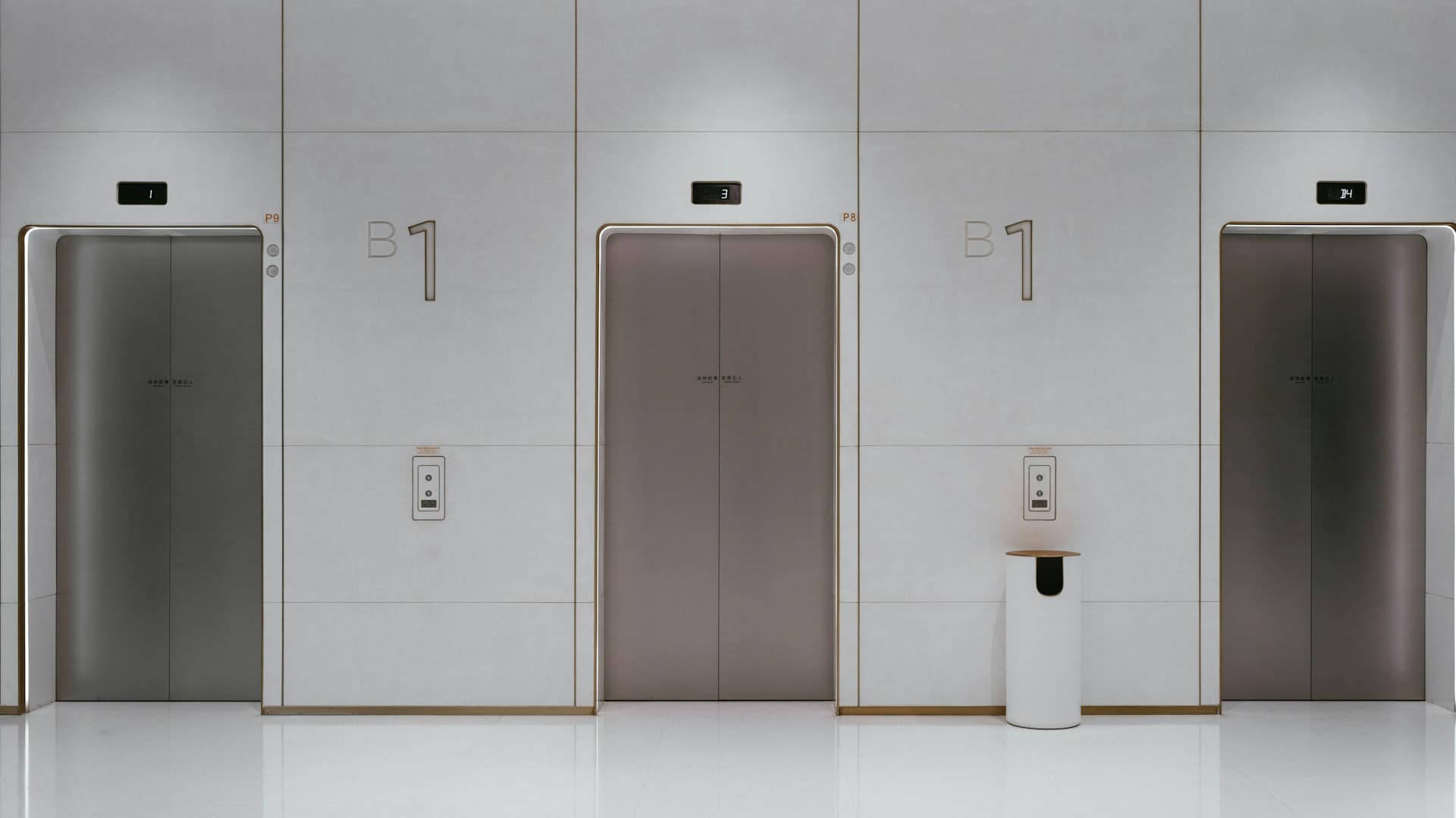 Trois portes d'ascenseur