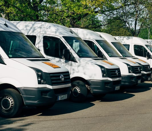 plusieurs véhicules utilitaires alignés