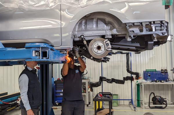 travail sur un véhicule utilitaire dans une usine