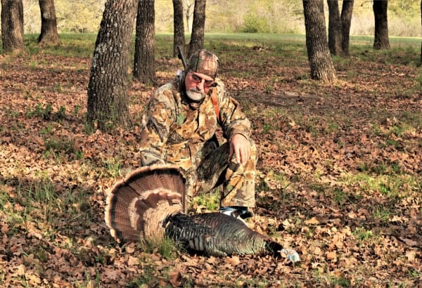 chasseur qui vient d'abattre un faisan